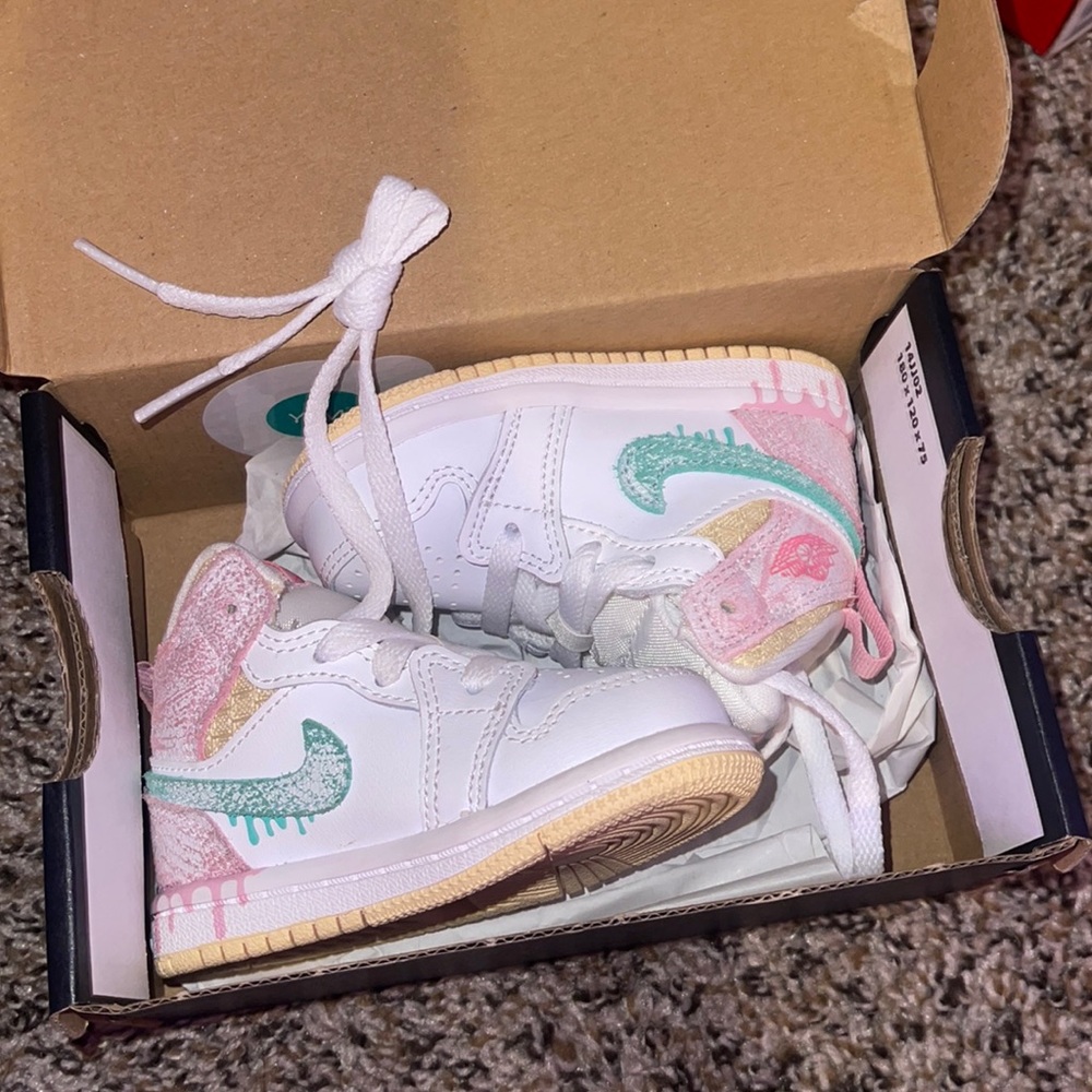 Jordan 1 Mid Paint Drip size 4C